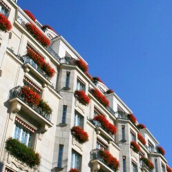 Airbnb lancia la sfida agli hotel di lusso di Parigi