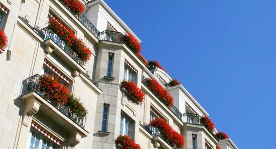 Airbnb lancia la sfida agli hotel di lusso di Parigi