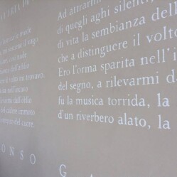 I versi di Giacomo Leopardi e Alfonso Gatto in un graffito a Parigi