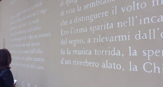 I versi di Giacomo Leopardi e Alfonso Gatto in un graffito a Parigi