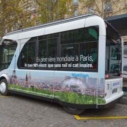 A Parigi si testa il Bluetram, tram elettrico senza binari