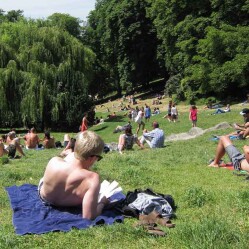 Un’estate tutta “da leggere” nei parchi cittadini di Parigi