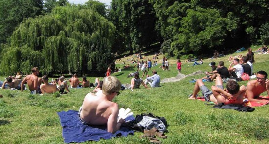 Un’estate tutta “da leggere” nei parchi cittadini di Parigi