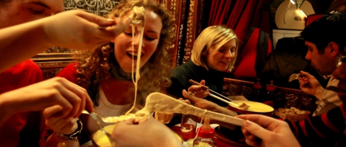 Esperienze gastronomiche top a Parigi: crociere gourmet, cene con vista Torre Eiffel, tour gastronomici e le migliori esperienze culinarie prenotabili