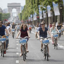 Trasporti a Parigi, calano i viaggi in auto: la gente preferisce le bici