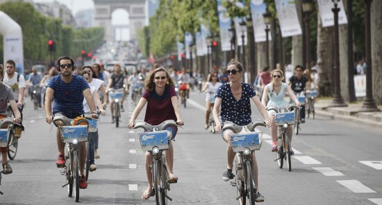 Trasporti a Parigi, calano i viaggi in auto: la gente preferisce le bici