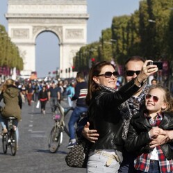 Stop alle auto sugli Champs-Élysées: L’iniziativa promossa dal sindaco Hidalgo
