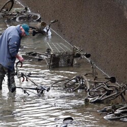 Ecco le cose più strane ritrovate quest'anno nel Canal Saint-Martin