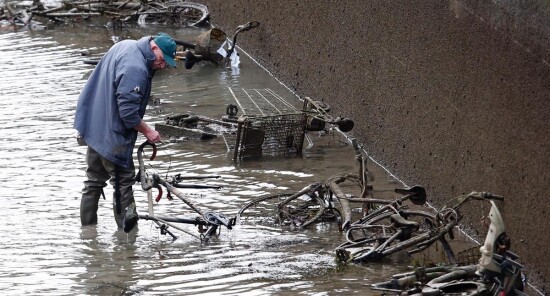 Ecco le cose più strane ritrovate quest'anno nel Canal Saint-Martin