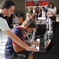 Inizia a suonare il pianoforte in una di stazione Parigi: Ecco come continua la performance...