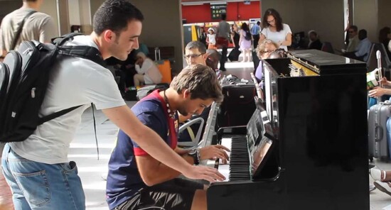 Inizia a suonare il pianoforte in una di stazione Parigi: Ecco come continua la performance...