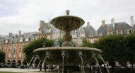 Place des Vosges fontana