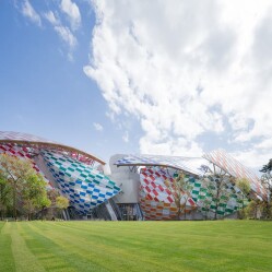 Fondazione Louis Vuitton: L'arte contemporanea nel veliero di Frank Gerhy