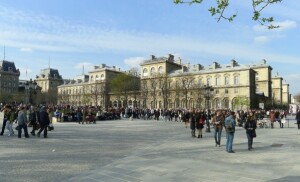 Place-Jean-Paul-II-Hotel-Dieu-parigi