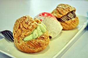 un chou a la creme de mocha un mochi a la