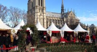 Mercatini di Natale Notre Dame Parigi foto di Heather Cowper via heatheronhertravels