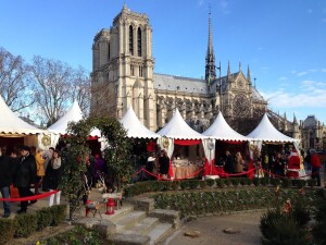 Mercatini di Natale Notre Dame Parigi foto di Heather Cowper via heatheronhertravels