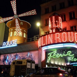 Come vestirsi per andare al Moulin Rouge - Consigli per lui e per lei
