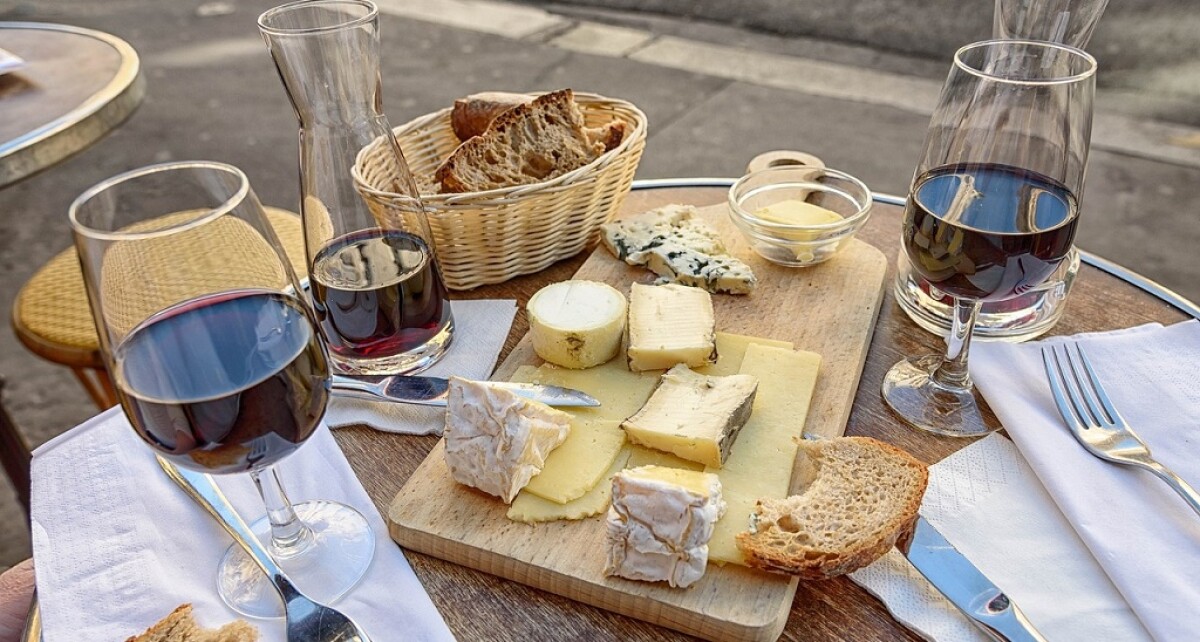 Esperienze gastronomiche top a Parigi: crociere gourmet, cene con vista Torre Eiffel, tour gastronomici e le migliori esperienze culinarie prenotabili