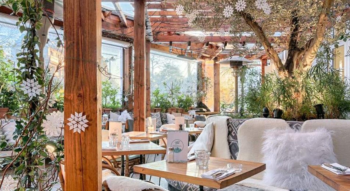 Esperienze gastronomiche top a Parigi: crociere gourmet, cene con vista Torre Eiffel, tour gastronomici e le migliori esperienze culinarie prenotabili