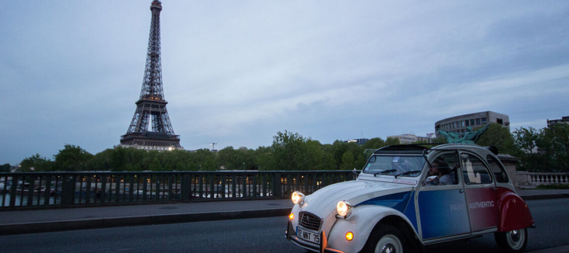 Rivivi il fascino retrò di Parigi: scopri i segreti della Ville Lumière a bordo di una mitica Citroën 2CV con guida privata.