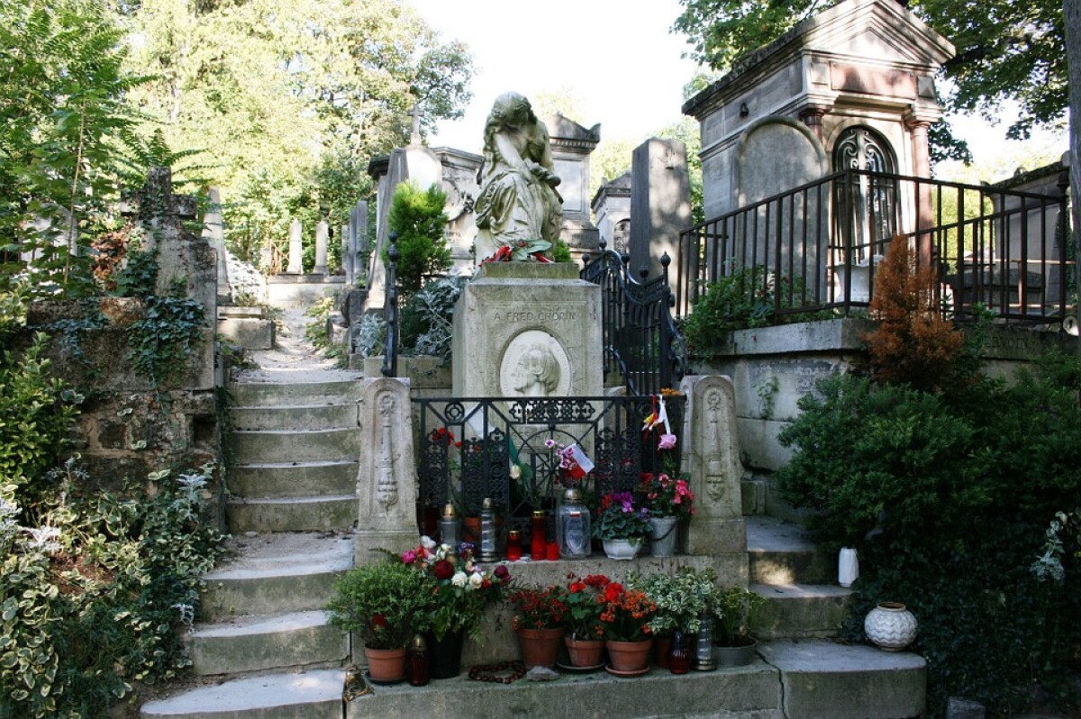Passeggia al Père-Lachaise tra le leggende: da Jim Morrison a Oscar Wilde. Prenota un tour guidato nel cimitero più affascinante del mondo