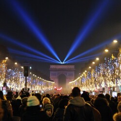 Si accendono le luci di Natale sugli Champs Elysées!