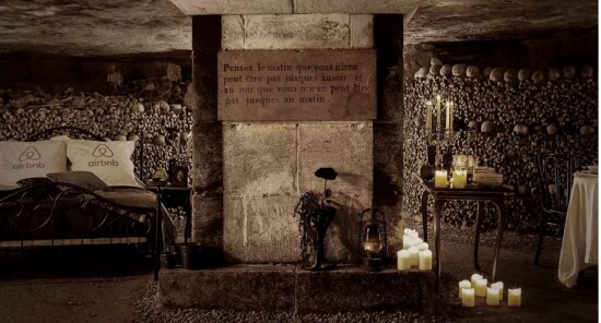 Halloween nelle catacombe di Parigi: Airbnb lancia un concorso da brividi