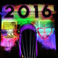 Capodanno 2016: l’Arco di Trionfo illuminato dal tricolore francese