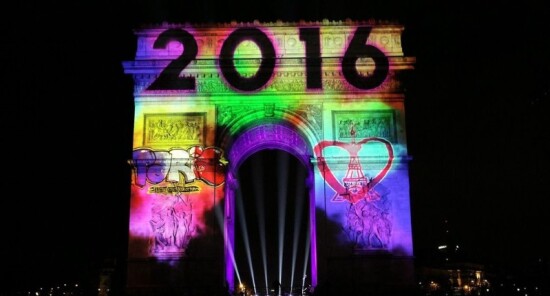 Capodanno 2016: l’Arco di Trionfo illuminato dal tricolore francese