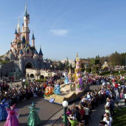 Disneyland, passione infinita: è la regina nelle foto-ricordo delle vacanze estive