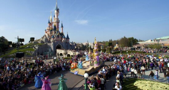 Disneyland, passione infinita: è la regina nelle foto-ricordo delle vacanze estive