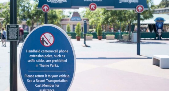 Il bastone per selfie ora bandito anche dal Disneyland Paris