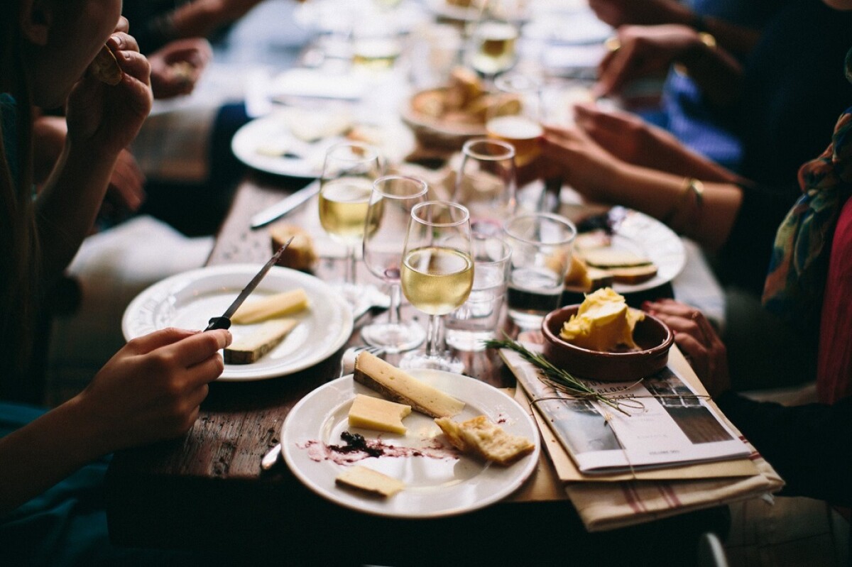 Esperienze gastronomiche top a Parigi: crociere gourmet, cene con vista Torre Eiffel, tour gastronomici e le migliori esperienze culinarie prenotabili