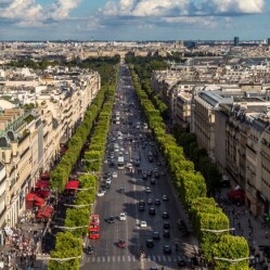 Passeggiare sugli Champs Élysées