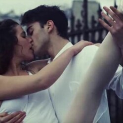 Baciarsi e danzare nella città dell'amore. Il video omaggio a Parigi