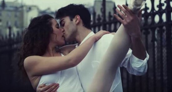 Baciarsi e danzare nella città dell'amore. Il video omaggio a Parigi