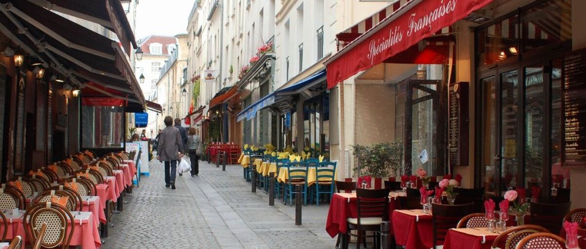 Esperienze gastronomiche top a Parigi: crociere gourmet, cene con vista Torre Eiffel, tour gastronomici e le migliori esperienze culinarie prenotabili