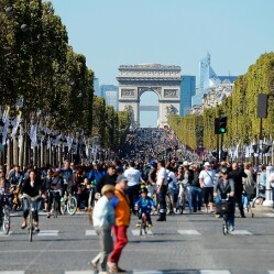 Mezzi pubblici gratis per 7 giorni: Parigi lancia la sfida alle auto 
